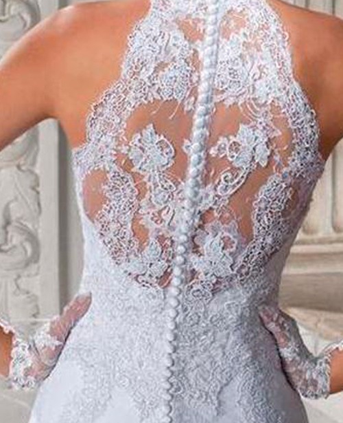 Vestido de noiva frente única gola alta com decote nas costas rendado