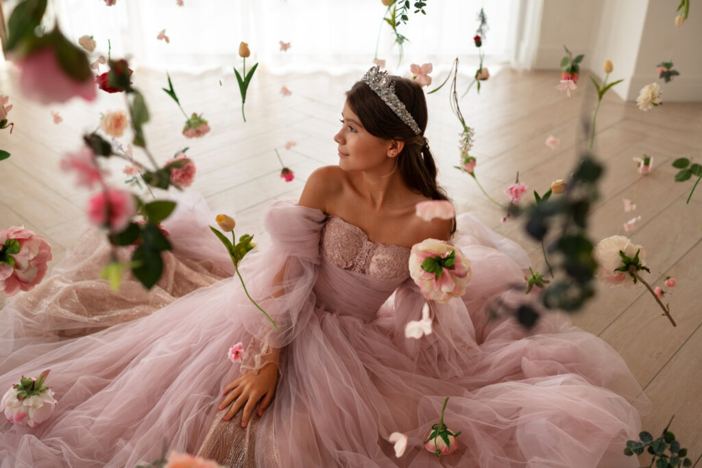 Vestido de 15 anos para valsa: Como escolher | menina vestido rosa coroa e balões | Bella Angela