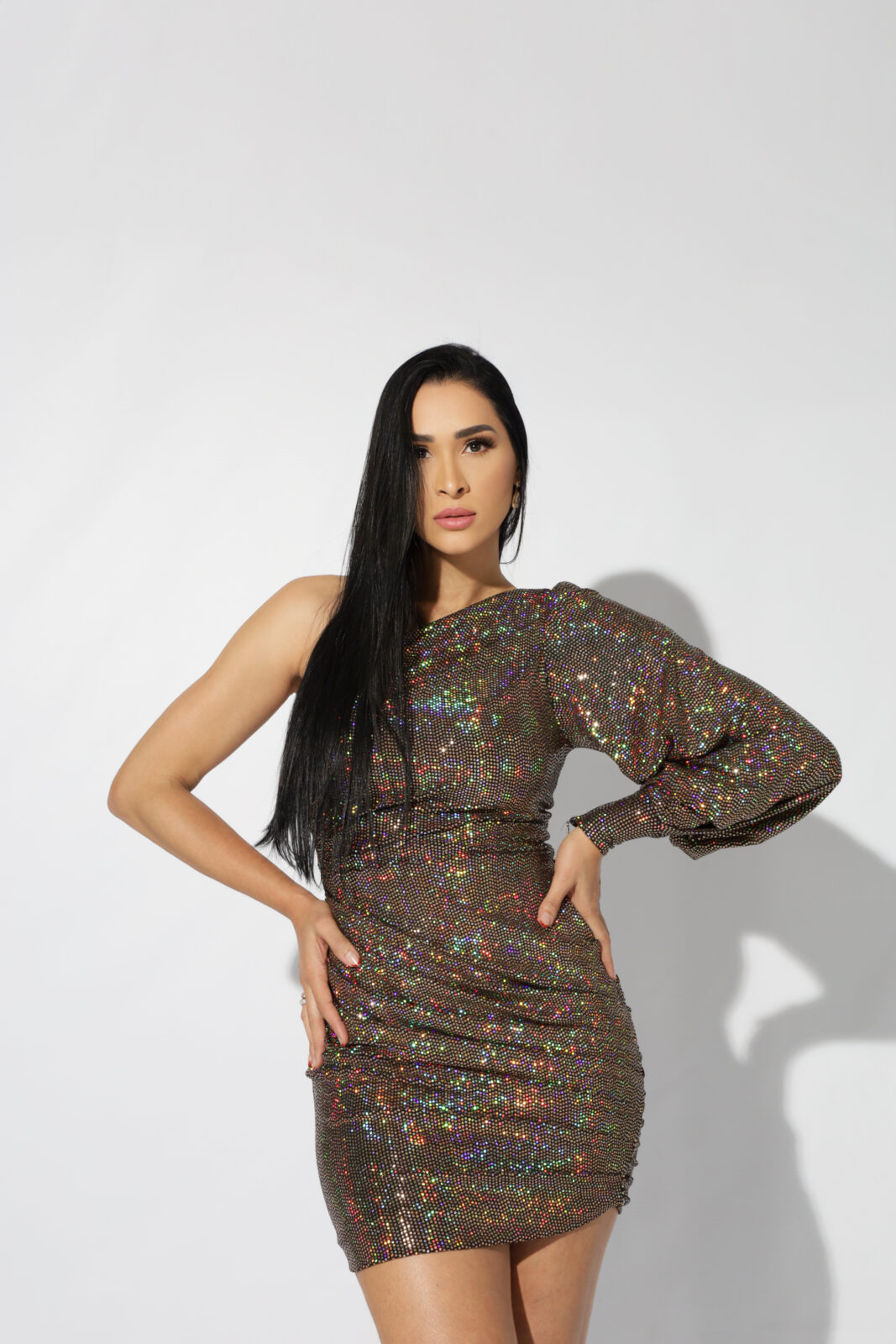 Vestido curto dourado de uma manga só
