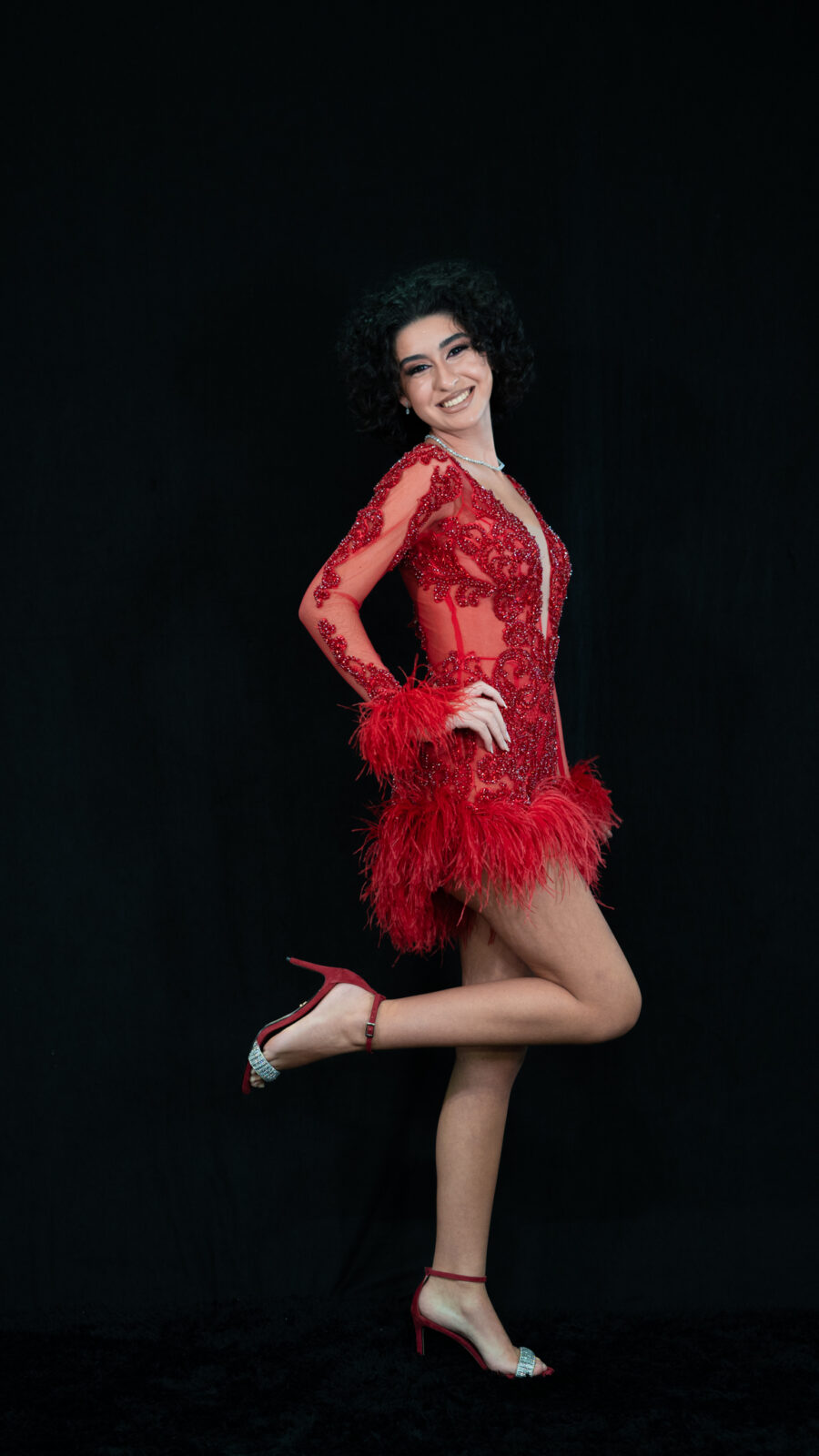 Macaquinho vermelho de plumas