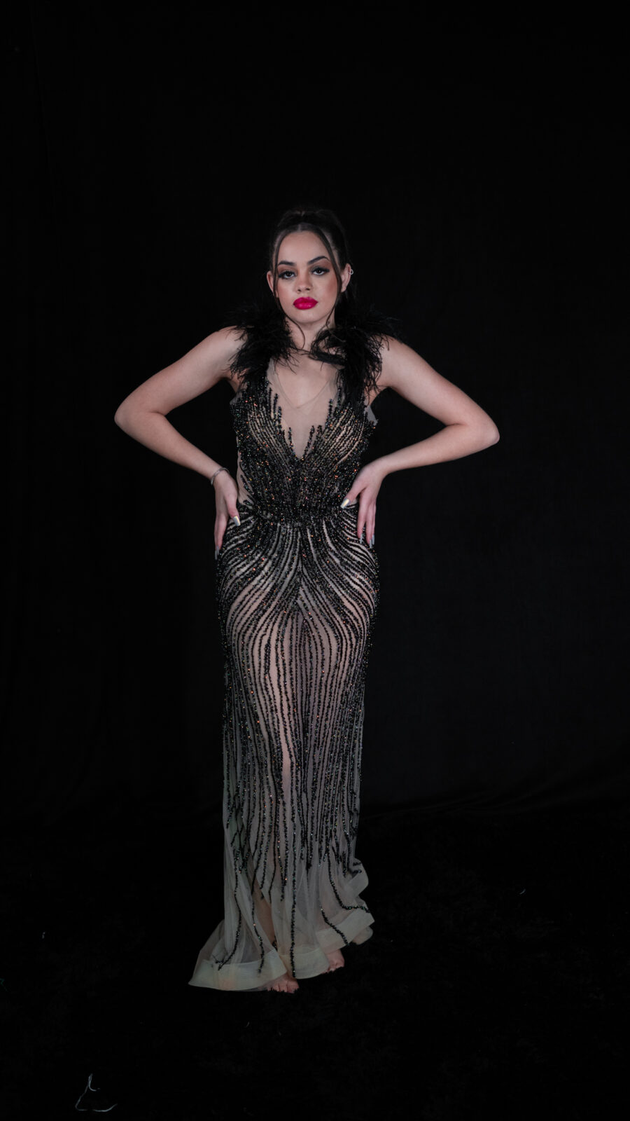 Vestido nude com preto regata todo bordado no cristal