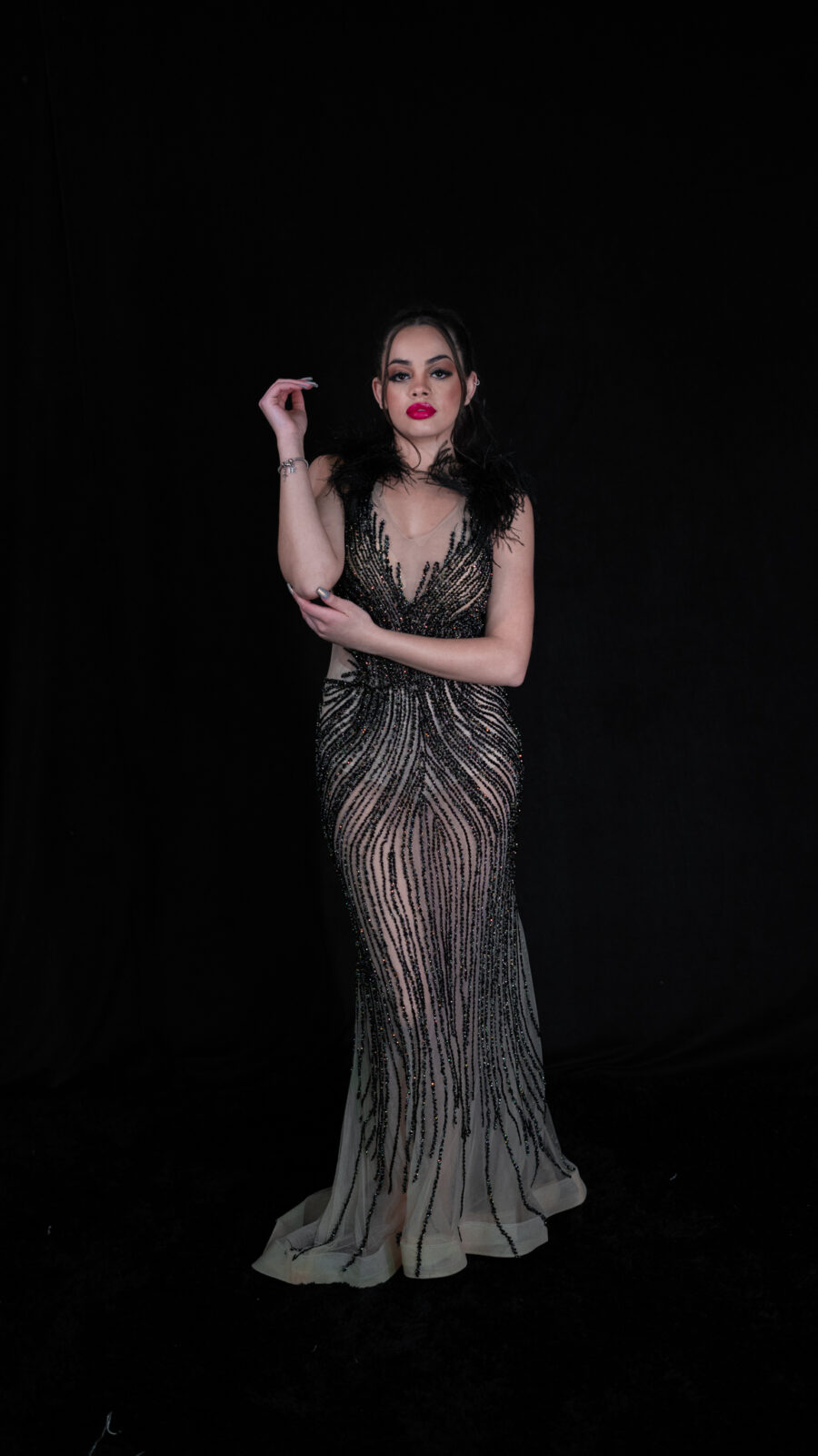 Vestido nude com preto regata todo bordado no cristal